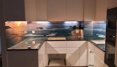 Glasston -Lustra na wymiar, panele szklane, szklarz, kabiny prysznicowe na wymiar, balustrady szklane